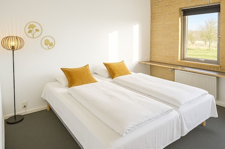Ropa de cama de alta calidad, escritorio y cortinas blackout