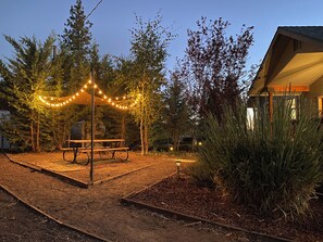 Outdoor dining - Tranquil 2-bedroom house just 1.5 miles from bass lake,CA (Oakhurst)