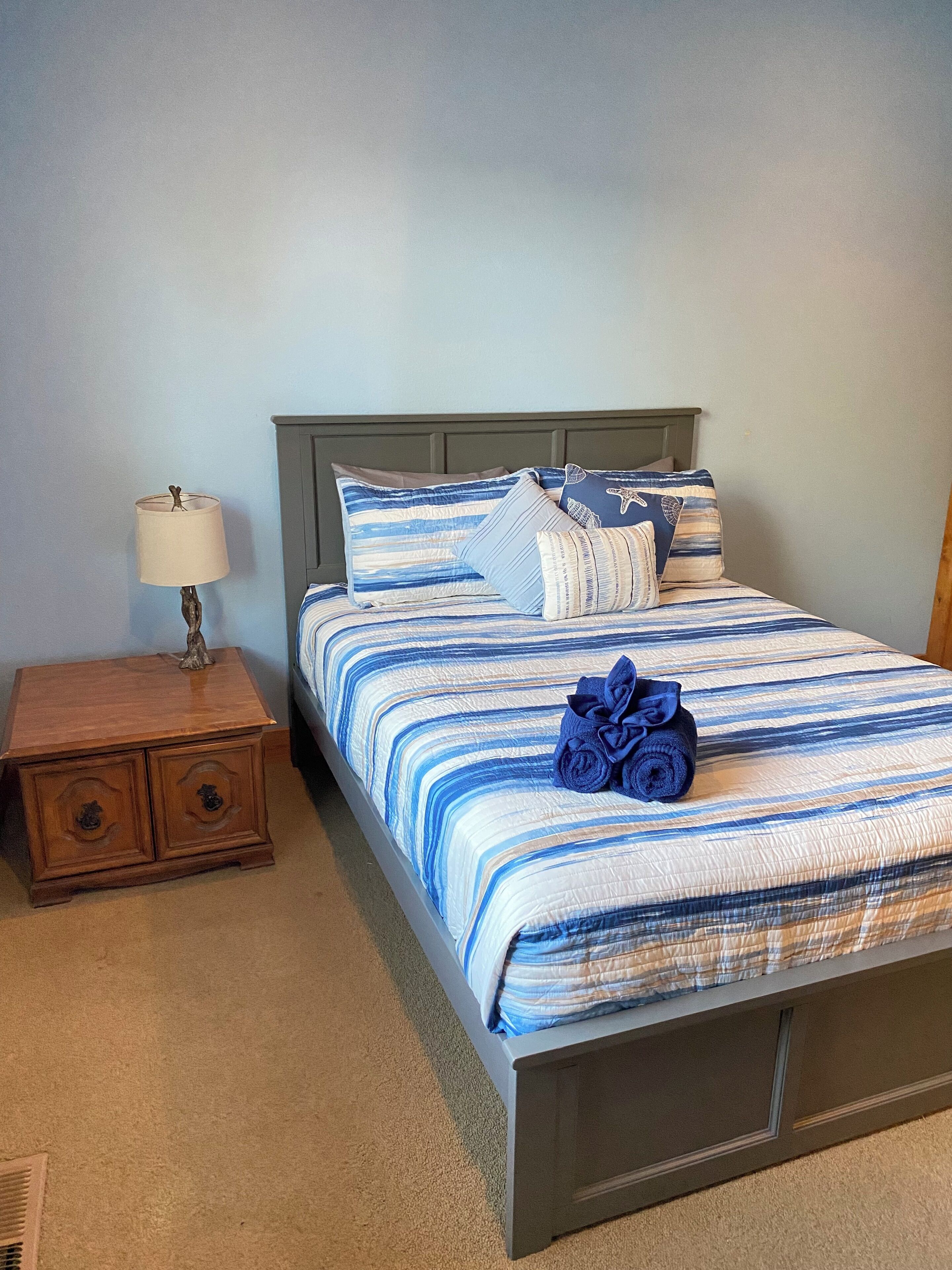 2 bedrooms, desk, iron/ironing board, WiFi