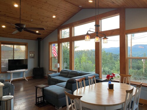 Tranquil 2-bedroom house just 1.5 miles from bass lake,CA
