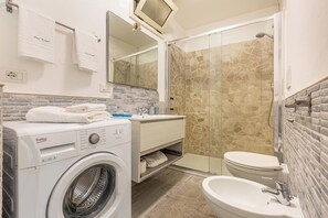Apartment | Badezimmer | Dusche, Regendusche, Haartrockner, Handtücher