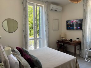 2 bedrooms, in-room safe, desk, iron/ironing board