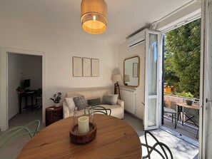 TV connectée, livres, écrans d'ordinateur