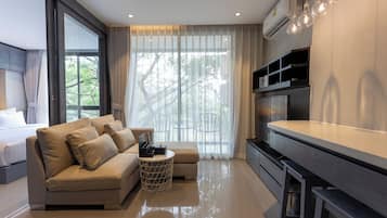 Basic-Apartment, Poolblick | Wohnbereich | Flachbildfernseher