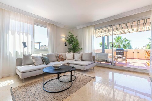 Schöne Eckwohnung mit Drei Schlafzimmern in El Manantial, Elviria, Spania