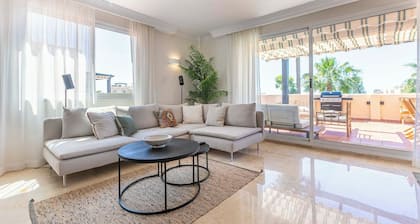 Schöne Eckwohnung mit Drei Schlafzimmern in El Manantial, Elviria, Spania