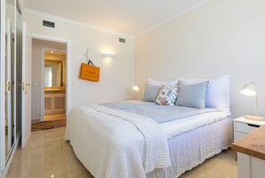 3 bedrooms, desk, iron/ironing board, WiFi