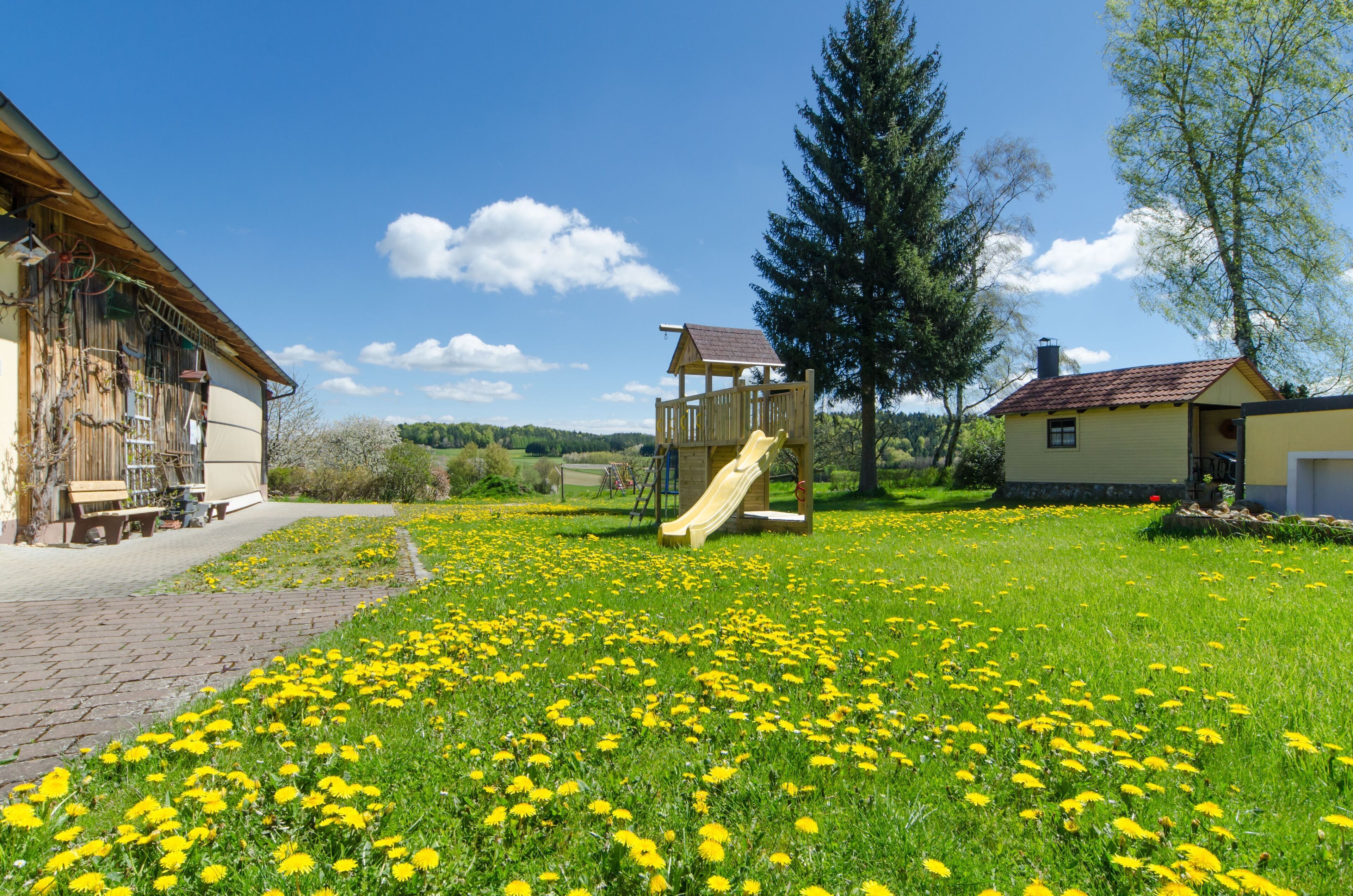 Garten mit Spielmöglichkeiten für Kinder