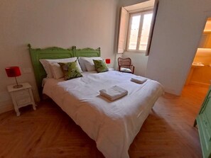 2 habitaciones, escritorio, tabla de planchar con plancha y wifi 