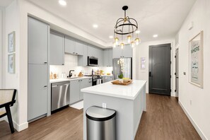 冷蔵庫、電子レンジ、オーブン、コンロ