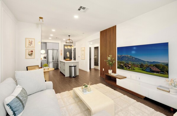 スマートテレビ、書庫、PC モニター