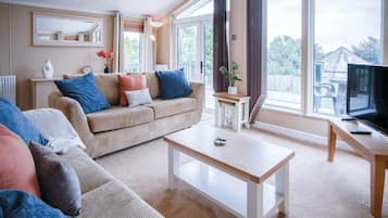 Apartment (2 Bedrooms) | Living area | 32-inch Smart TV with cable channels, fireplace