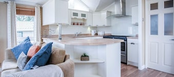 3 Manor Lodge - 2 Bedroom Lodge - Pendine