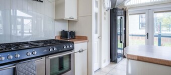 2 Manor Lodge - 2 Bedroom Lodge - Pendine