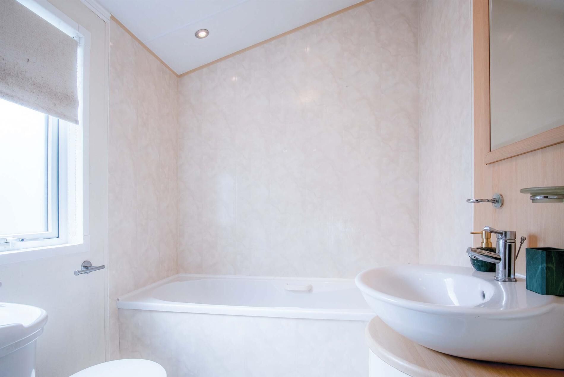 Une salle de bain avec une baignoire, un lavabo et des toilettes.