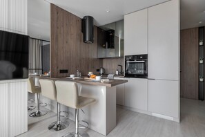 Luxury Apartment, Park View | Private kitchen | Full-size fridge, oven, stovetop, dishwasher - Studio near of Chelyuskintsev Park (Minsk)