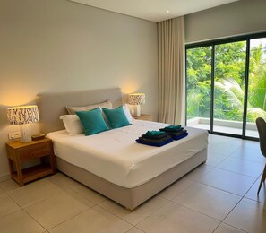 2 sovrum, värdeförvaringsskåp på rummet och skrivbord