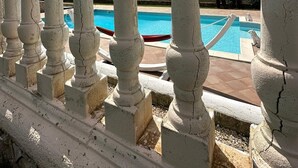 Un espace piscine offrant une vue sur les montagnes en arrière-plan.