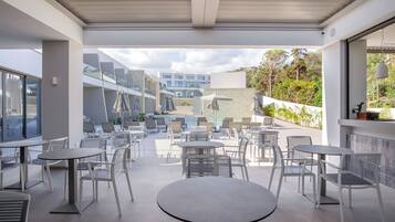 Poolside bar