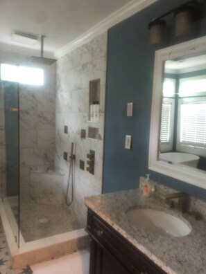 Shower, hair dryer, towels, soap - Savannah River Bluff Master's (North Augusta)