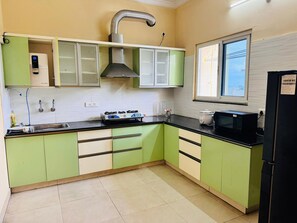 Nevera en la zona común y hervidor eléctrico