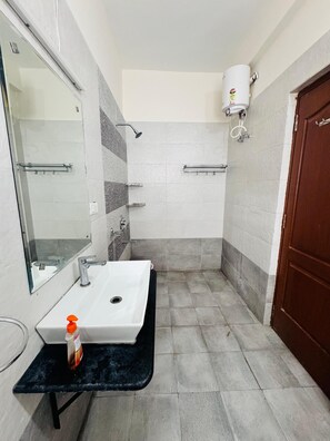 Apartment, City View | Bathroom - Central Retreat By Luxe Downtown (Hyderabad)