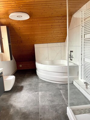 Serviettes fournies, savon, papier toilette