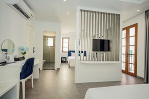 Habitación familiar, balcón, vistas a la ciudad | Escritorio, espacio para trabajar con un portátil, wifi gratis