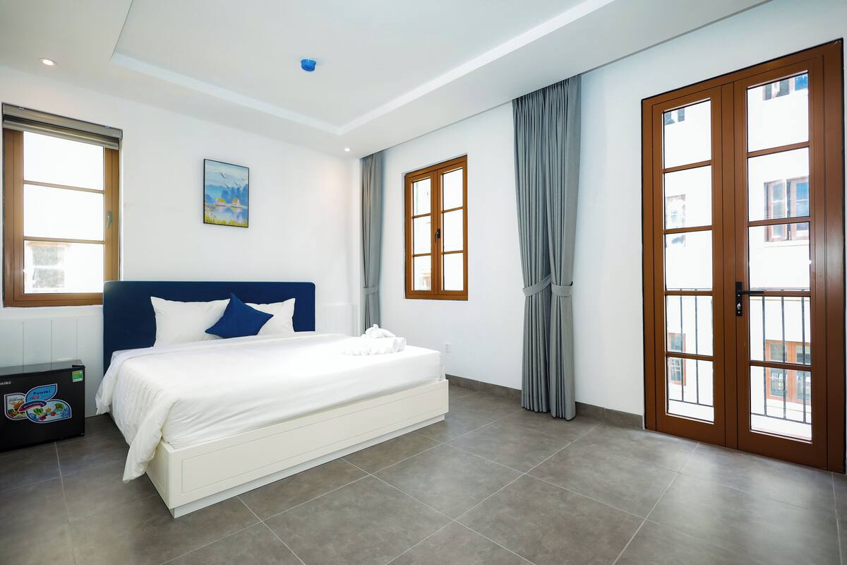 Family Room, Balcony, City View