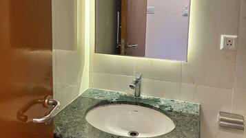 Hårtork, handdukar, tvål och schampo