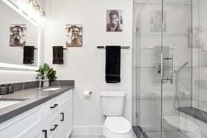 Douche, sèche-cheveux, serviettes fournies, savon