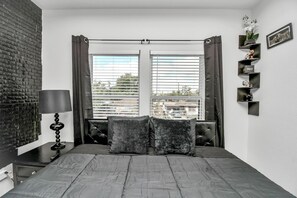 3 habitaciones, tabla de planchar con plancha, wifi y ropa de cama 