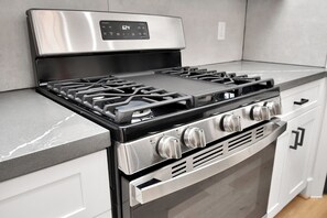 Refrigerador, microondas, horno y parrilla de estufa 