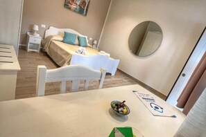 1 habitación, tabla de planchar con plancha, wifi gratis y ropa de cama