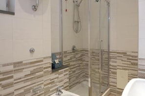 Shower, hair dryer, bidet, towels - B&B Green Oasis - Double Room 1 with Private Bathroom (Pompei)