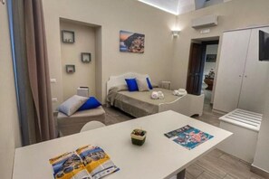 1 bedroom, iron/ironing board, WiFi, bed sheets - B&B Green Oasis - Double Room 4 with Private Bathroom (Pompei)