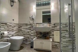 Shower, hair dryer, bidet, towels - B&B Green Oasis - Double Room 4 with Private Bathroom (Pompei)