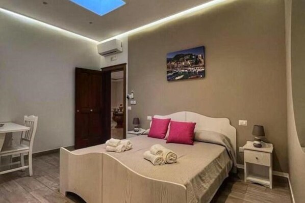 1 bedroom, iron/ironing board, WiFi, bed sheets - B&B Green Oasis - Double Room 5 with Private Bathroom (Pompei)