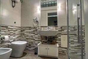 A modern bathroom with a toilet, bidet, and sink. - B&B Green Oasis - Double Room 5 with Private Bathroom (Pompei)