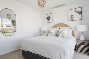 5 bedrooms, iron/ironing board, internet, bed sheets