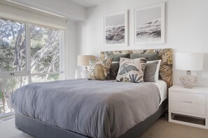 5 bedrooms, iron/ironing board, internet, bed sheets - The Hideaway - Coastal Chic Living with pool and spa (Blairgowrie)