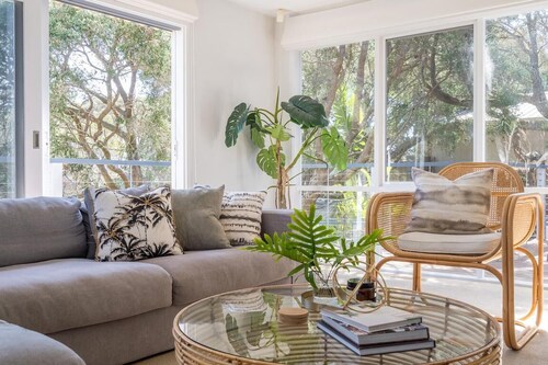 The Hideaway - Coastal Chic Living with pool and spa