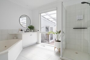 Douche, baignoire à jets, sèche-cheveux, serviettes fournies