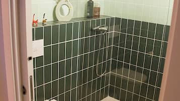Douche, sèche-cheveux, serviettes fournies, savon