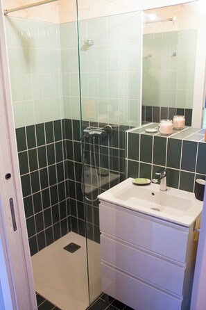Dusche, Haartrockner, Handtücher, Seife