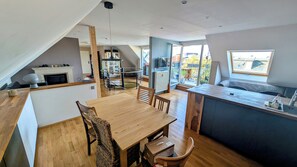 Dining - Spacious 3-bedroom maisonette apartment above Leipzig centre with stunning views (Leipzig)