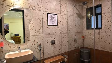 Superior Room | Bilik Mandi | Pancuran mandi, kelengkapan dandanan diri percuma, tuala disediakan