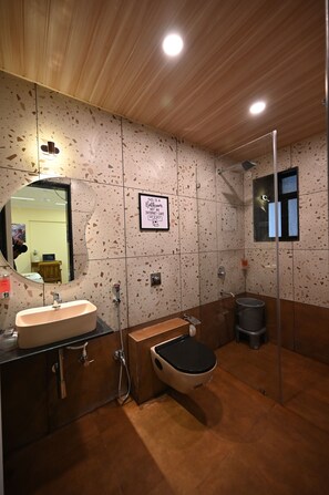 Superior Room | Bathroom - Miraya Inn (Pune)