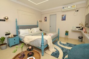 Royal Studio | Individually decorated, individually furnished, desk, laptop workspace - Miraya Inn (Pune)