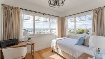 3 makuuhuonetta, työpöytä, ilmainen Wi-Fi, vuodevaatteet